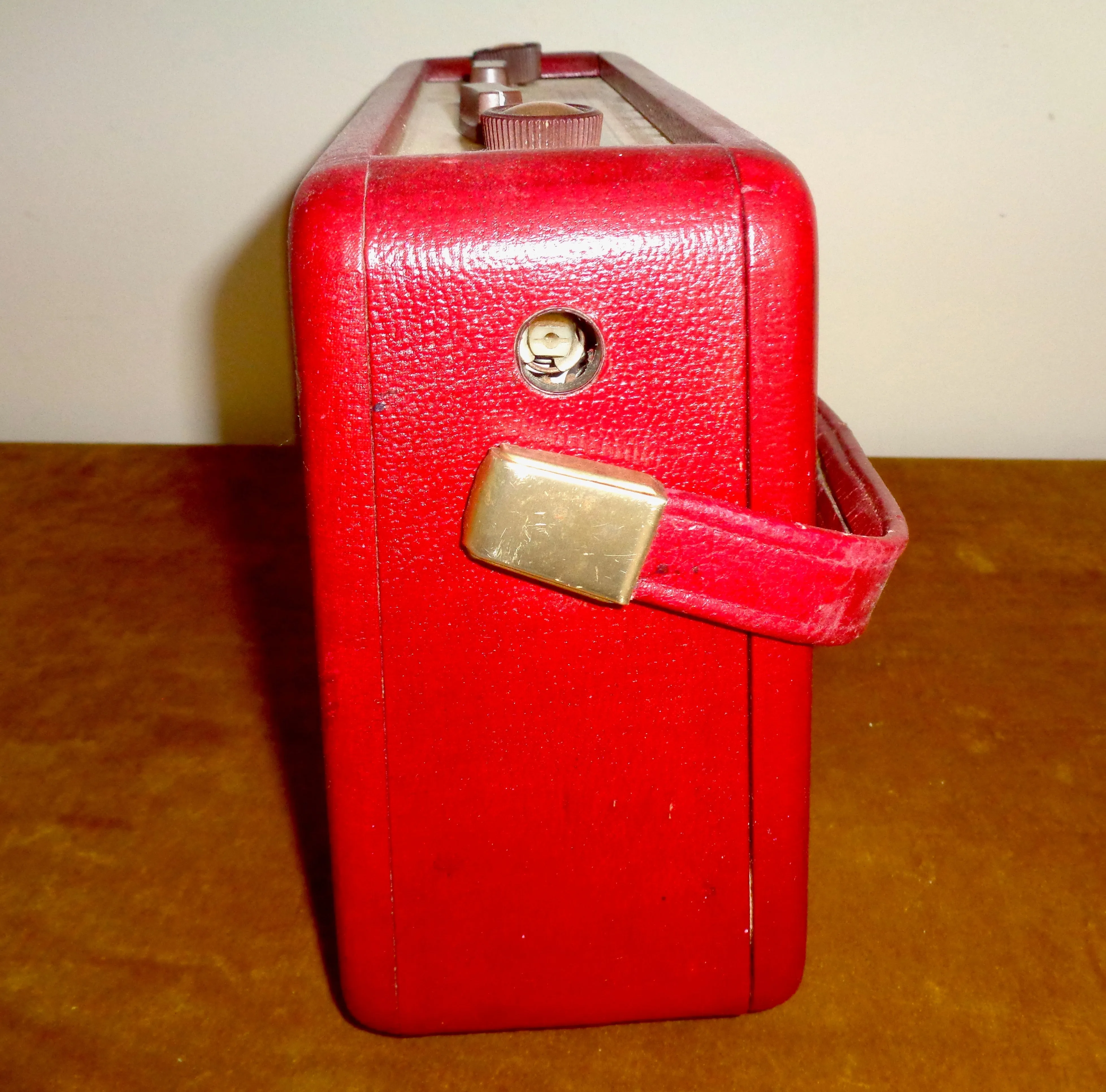 1960s Dynatron Nomad TP11 Vintage Portable Transistor Radio